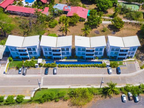 an overhead view of a building with a parking lot at Jaco Modern & Beach Apartment - Lapa Living A1 in Jacó