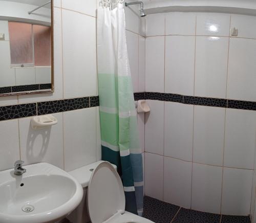 een badkamer met een toilet en een wastafel bij Nature Home Cusco in Cuzco