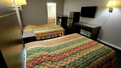Ein Bett oder Betten in einem Zimmer der Unterkunft Alice Motor Inn