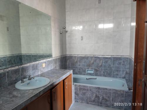 Kamar mandi di Kelana 1 Luxury Homestay Semarang, 3 bedrooms