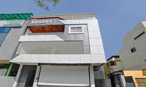 un edificio con un garage di fronte di Treebo Trend Nirvana Elite a Indore