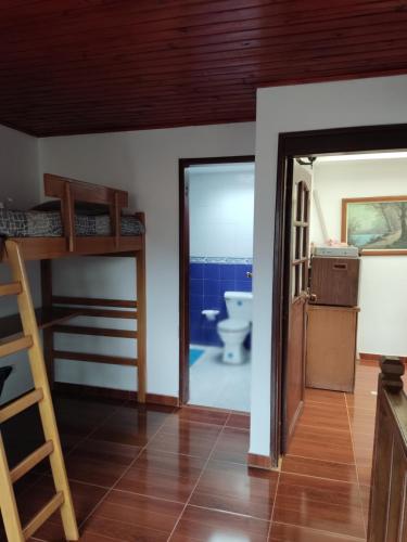 een kamer met een stapelbed en een badkamer met een toilet bij Hermoso Altillo en casa de familia in Chía