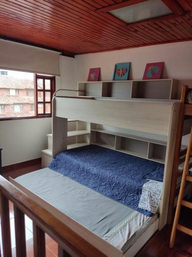 Bunk bed o mga bunk bed sa kuwarto sa Hermoso Altillo en casa de familia