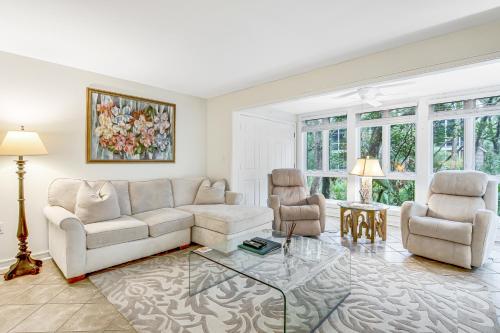 ein Wohnzimmer mit einer Couch und zwei Sesseln in der Unterkunft Seascape 3544 in Kiawah Island