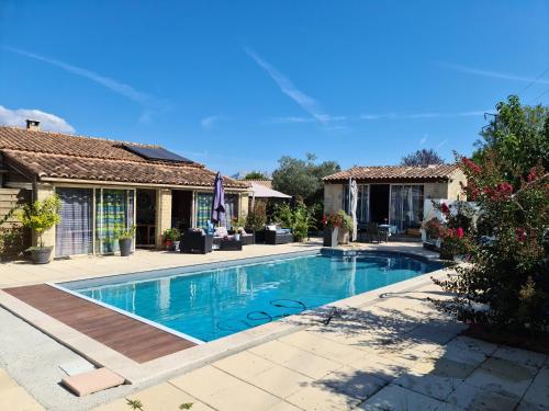a swimming pool in front of a house at EDEN HOUSE villa 200 m2, 5 chamb 5 sdb, piscine privée, jardin clos 4000 m2, parking in Meyreuil