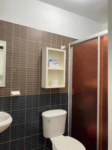 a bathroom with a toilet and a sink at CASA ROMEL in Ciudad Valles