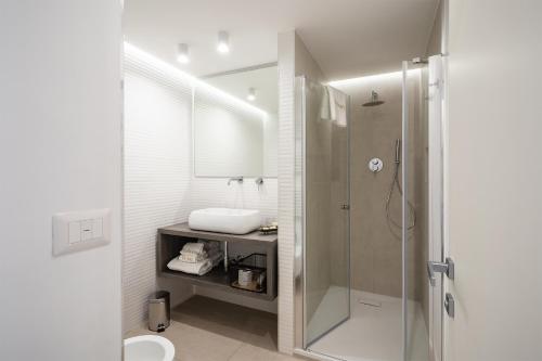 ein Bad mit einer Dusche und einem Waschbecken in der Unterkunft Il Pumo - Apulian Rooms Bari Calefati in Bari