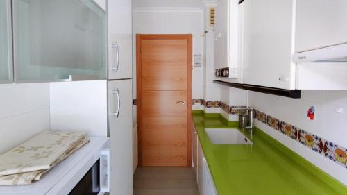 Phòng tắm tại Apartamento con piscina y WIFI a 100 metros de la playa en Somo