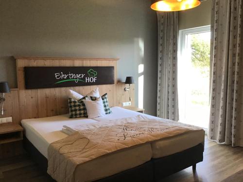 Una cama o camas en una habitación de Ehringer Hof