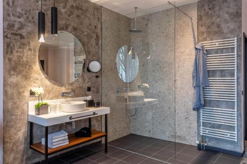 a bathroom with a sink and a shower at Hotel Neuer Fritz in Berlin