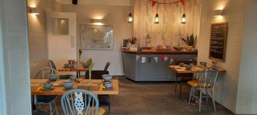 um restaurante com mesas e cadeiras e um balcão em Seals Bacton em Bacton