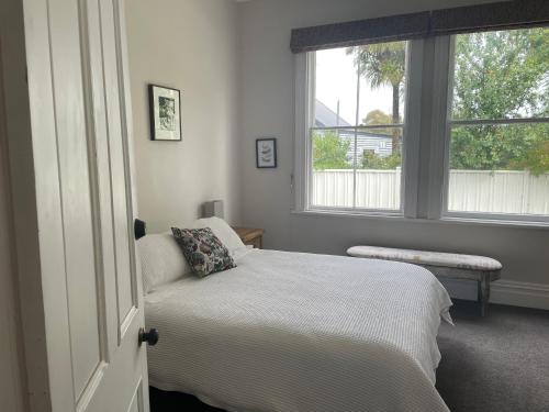 une chambre avec un lit et une fenêtre dans l'établissement La Rocque Cottage, à Martinborough