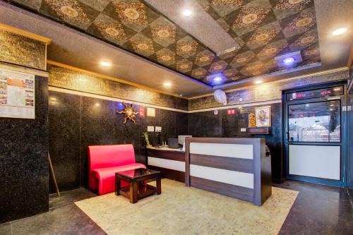 The lobby or reception area at OYO Hotel Grand Akshay
