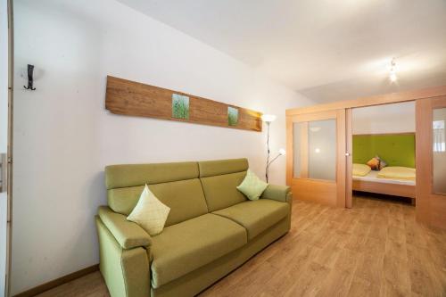 sala de estar con sofá y dormitorio en Camping Passeier Lavendel, en Saltusio