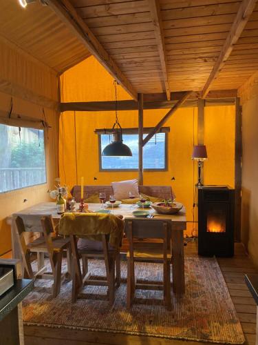 Reštaurácia alebo iné gastronomické zariadenie v ubytovaní Safari lodge tent op prachtige plek