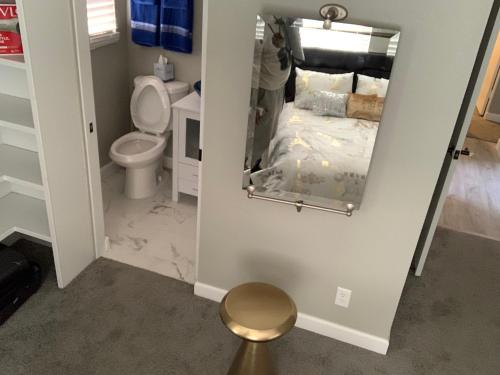 a small bathroom with a bed and a mirror at SU CASA ES MI CASA in Las Vegas