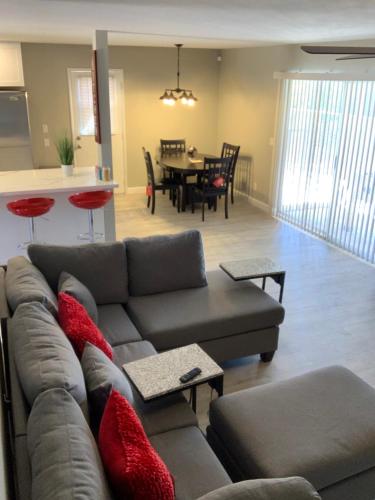 a living room with a couch and a table at SU CASA ES MI CASA in Las Vegas