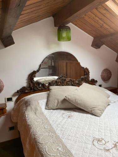 ヴェネツィアにあるCa' Della Carita'のベッドルーム1室(大型ベッド1台、木製ヘッドボード付)