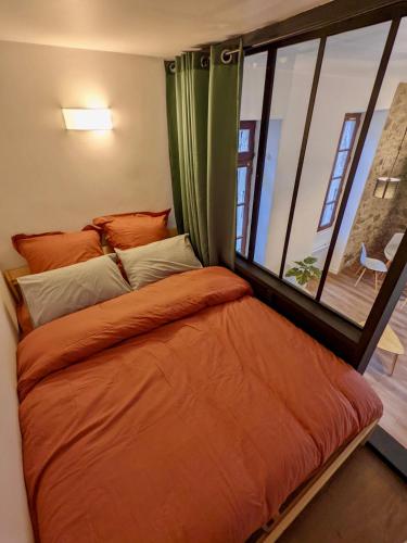 Katil atau katil-katil dalam bilik di Joli appartement de charme rénové en centre ville
