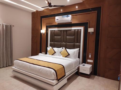 a bedroom with a large bed in a room at CLUB 21 by Sariska Fun City, Alwar in Mācheri