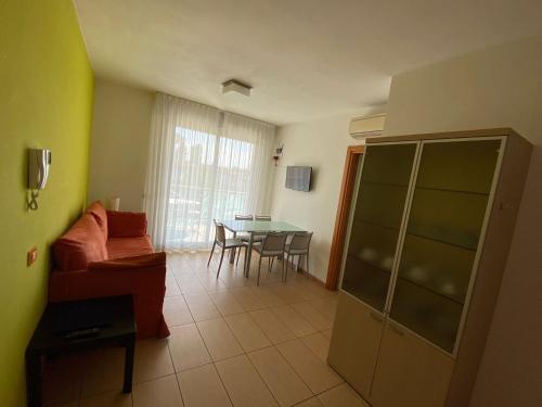 sala de estar con sofá y mesa en Residenza Villa Flores, en Bellaria-Igea Marina