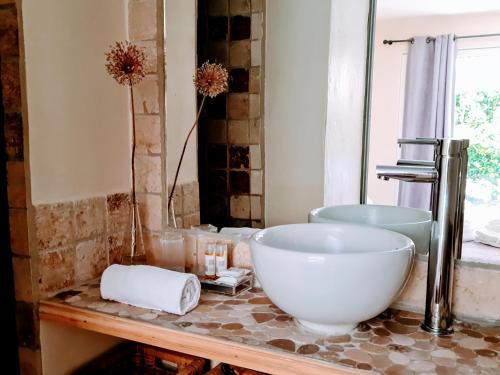 une salle de bain avec un lavabo et une vasque sur un comptoir dans l'établissement La Petite Villa 2 personnes, à Porto-Vecchio