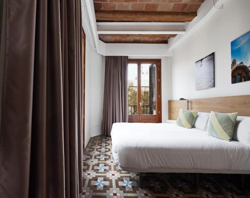 numa I Boqueria Apartments في برشلونة: غرفة فندقية بسريرين ونافذة