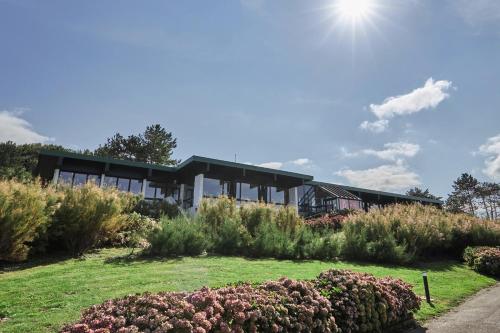 A garden outside Belambra Clubs Colleville-sur-Mer - Omaha Beach