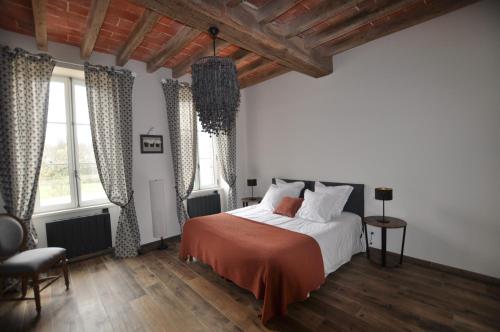 מיטה או מיטות בחדר ב-Gite Les Robins