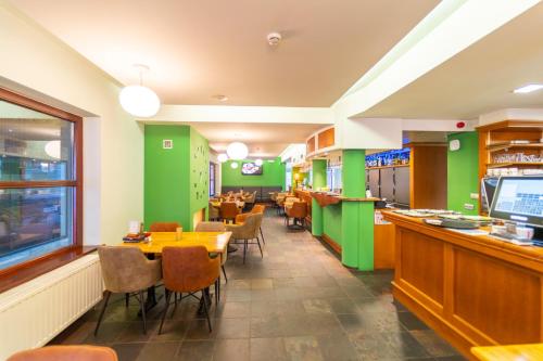 Kuchyň nebo kuchyňský kout v ubytování Hotel Ambiotel