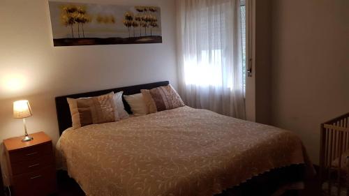 um quarto com uma cama e uma janela em Dunas House em Giz