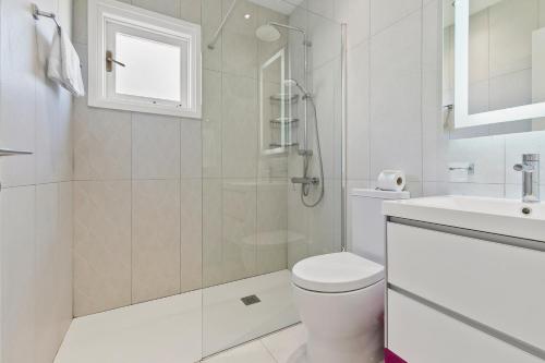 クークリアにある2 bedroom Apartment Avdimou with stunning sea views, Aphrodite Hills Resortのトイレとシャワー付きの白いバスルーム