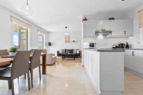 2 bedroom Apartment Avdimou with stunning sea views, Aphrodite Hills Resortにあるキッチンまたは簡易キッチン
