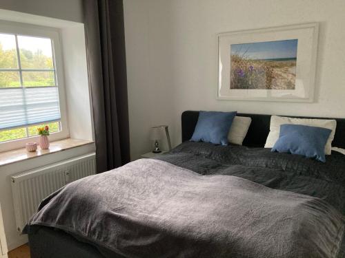 Un pat sau paturi într-o cameră la Die kleine Acht - direkt am Strand