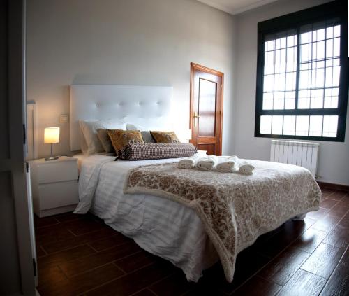 a bedroom with a large bed and a window at TOLEDO ENCANTADO Piscina y BBQ privada 2,5 km de Puy du Foy in Argés