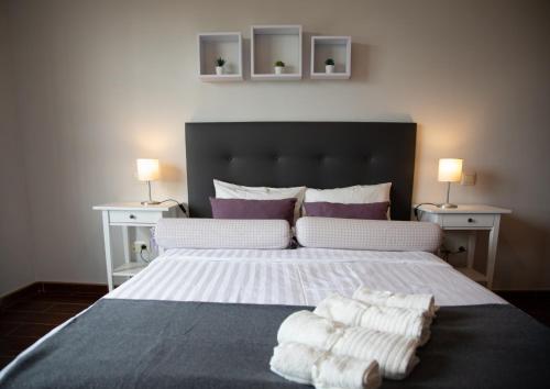 a bedroom with a large bed with towels on it at TOLEDO ENCANTADO Piscina y BBQ privada 2,5 km de Puy du Foy in Argés