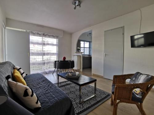 un salon avec un canapé et une table dans l'établissement Grand studio de 33m² à 300m des plages, à Vallauris