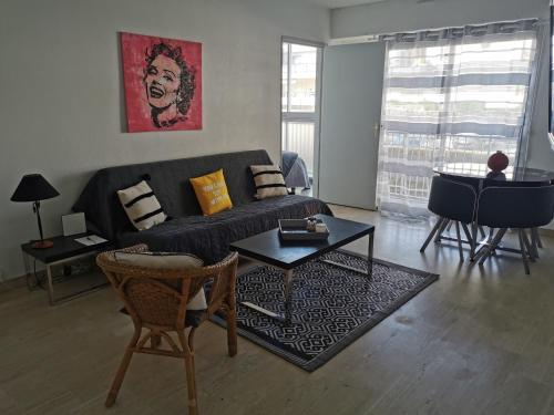 un salon avec un canapé et une table dans l'établissement Grand studio de 33m² à 300m des plages, à Vallauris