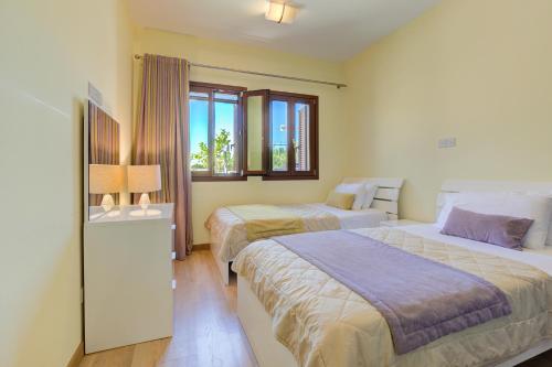 Postel nebo postele na pokoji v ubytování 2 bedroom Apartment Eros with private pool and garden, Aphrodite Hills Resort