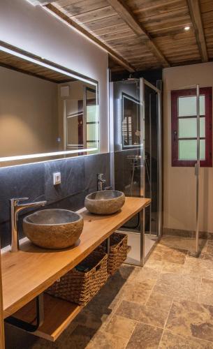 deux lavabos sur un comptoir en bois dans une salle de bain dans l'établissement Gîte de l'Hôtel Dieu, en Bourgogne, avec SPA, à La Bussière-sur-Ouche