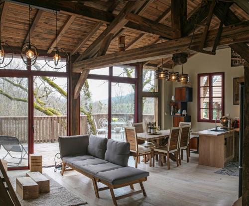 un salon avec un canapé et une table dans l'établissement Gîte de l'Hôtel Dieu, en Bourgogne, avec SPA, à La Bussière-sur-Ouche