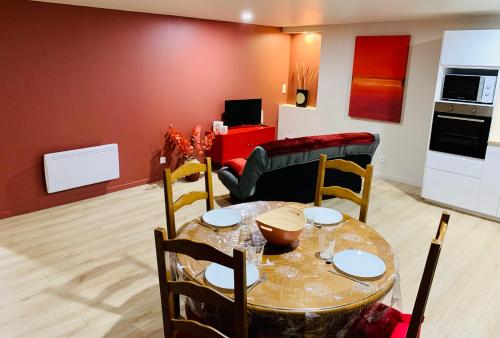 a living room with a table and a kitchen at Gignac - Superbe cocon indépendant avec balnéo et jardin in Gignac