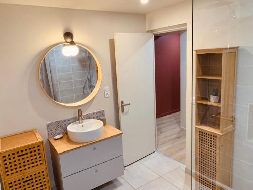Kúpeľňa v ubytovaní Gignac - Superbe cocon indépendant avec balnéo et jardin