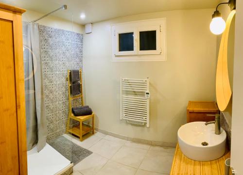 a bathroom with a sink and a shower at Gignac - Superbe cocon indépendant avec balnéo et jardin in Gignac