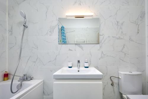 un bagno bianco con lavandino e WC di Sea Nest Studio in NorD10 By Alezzi a Mamaia