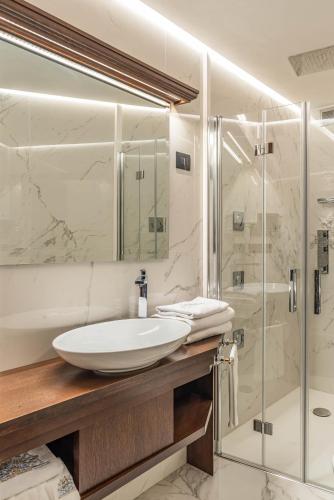 a bathroom with a sink and a shower at Bar Vitelli Charming suites in Savoca 