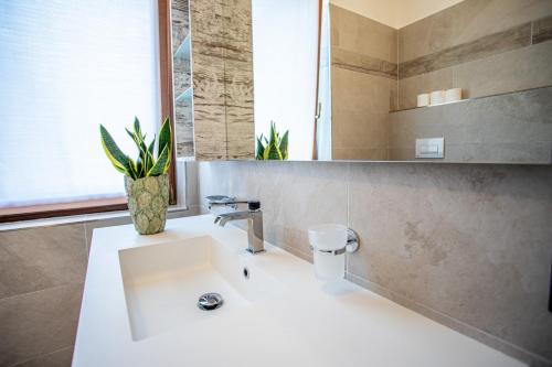 A bathroom at Hotel Residence La Pertica