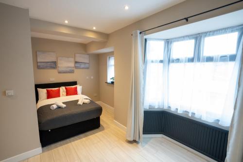 Una cama o camas en una habitación de Paragraph Edmonton