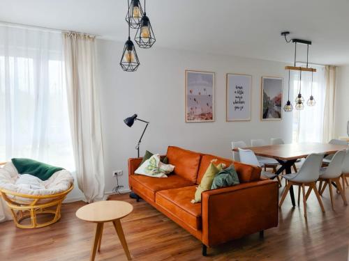 ein Wohnzimmer mit einem Sofa und einem Tisch in der Unterkunft Ferienwohnung Maja-Katharina in Bad Saarow