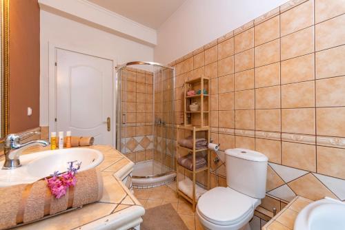 Koupelna v ubytování Riverside City Villa Corfu